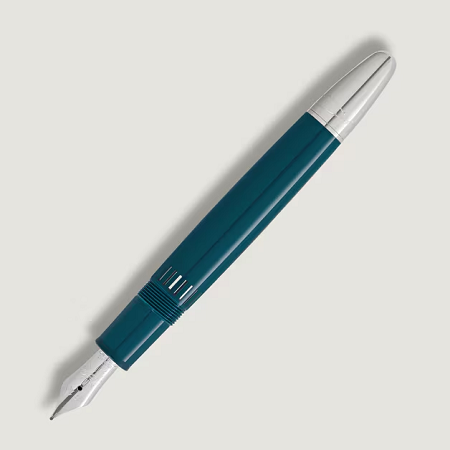 Изключителна писалка Montblanc Meisterstück Romeo & Juliet Doué LeGrand, посветена на Ромео. Дълбокият синьо-зелен корпус от благородна смола пресъздава атмосферата на градината на Капулети, а платинено покритата капачка с мотив от роза и листа символизира любовта, която остава чиста отвъд фамилната вражда. Ръчно изработеното 18К златно перо M е украсено с името „Romeo“ в сърце, пронизано от кинжал – силен символ на любовта и трагичната съдба.