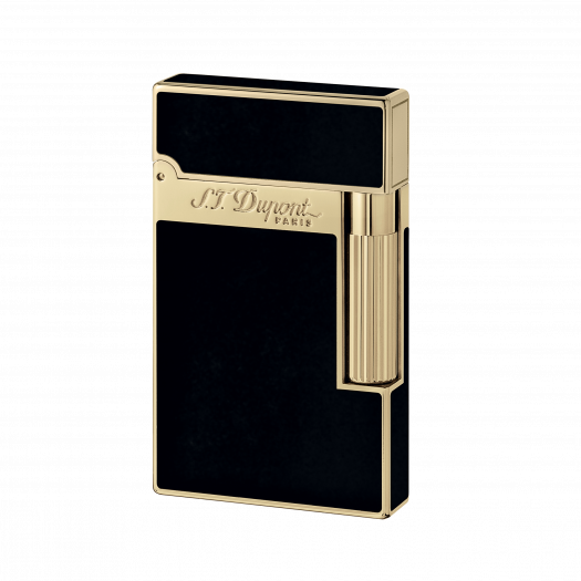 S.T. Dupont Ligne 2 Black & Yellow Gold (16884) е вечна класика, съчетаваща дълбок естествен черен лак с елегантен златист финиш върху солиден месингов корпус. Моделът е оборудван с характерния за класическата Ligne 2 двоен мек пламък, осигуряващ плавно и равномерно запалване. С размери 37 × 62 × 11 mm, запалката притежава емблематичните пропорции и солидното усещане на Ligne 2. Контрастът между наситеното черно и топлия блясък на златото превръща 16884 в неподвластен на времето луксозен аксесоар – изискан избор за ценители на S.T. Dupont и престижен подарък за човек с безкомпромисен вкус.