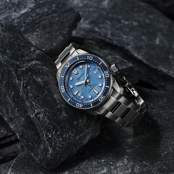 Seiko Prospex 1968 ‘Glacier’ Save the Ocean SPB299J1 е професионален автоматичен Diver’s 200 m, вдъхновен от легендарния Seiko Diver от 1968 г. Светлосиният текстуриран Glacier циферблат, тъмносиният безел, автоматичният калибър 6R35 с 70 часа резерв, сапфир-кристалът и стоманената конструкция със Super-Hard Coating съчетават историческо наследство, японска механика и неповторим полярен дизайн.