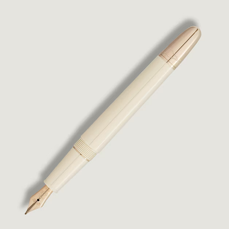 Montblanc Meisterstück Romeo & Juliet Doué Classique е изключителна писалка, вдъхновена от образа на Жулиета в безсмъртната трагедия на Шекспир. Корпусът от благородна смола в цвят слонова кост е съчетан със златиста метална капачка, украсена с релефен мотив на ангелски крила. Ръчно изработеното златно перо със специална гравюра „Juliet“ превръща всяко писане в емоционално преживяване, а изящният дизайн прави този модел истинско колекционерско бижу.