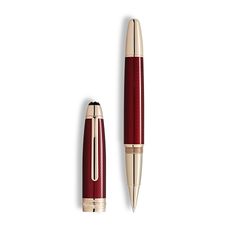 Montblanc Meisterstück Solitaire Golden Hour Rollerball е изключителен луксозен ролер, вдъхновен от магията на „златния час“ – краткия момент преди залез, когато светлината обагря небето в топли златисти и наситени бордо нюанси. Металният корпус с фино гравиран шестоъгълен мотив е покрит с полупрозрачен бордо лак, който създава впечатляваща игра на светлина и дълбочина. Допълнен със Signature Gold детайли и емблематичното качество на Montblanc, този модел е съвършено съчетание между дизайнерско изкуство, инженерна прецизност и удоволствие от писането.