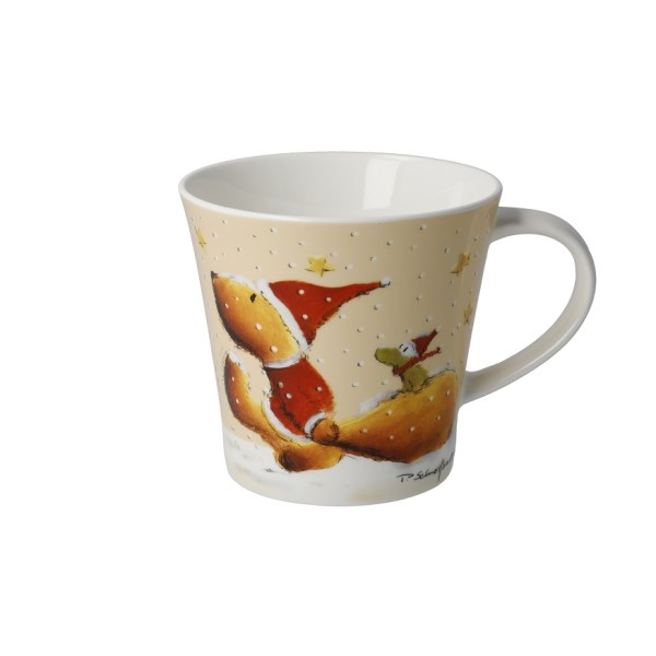 Goebel “Wintertime Friends” Peter Schnellhardt 26-500-21-1 е очарователна чаша за чай и кафе от Fine Bone China с вместимост 350 мл и красив двустранен зимен декор. Нежният художествен стил на Peter Schnellhardt и удобната форма я превръщат в прекрасен избор за ежедневните моменти на уют и оригинален подарък за любим човек.
