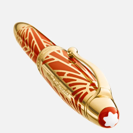Montblanc Meisterstück The Origin Collection Solitaire LeGrand Rollerball (131355) е юбилейно колекционерско издание, създадено по повод 100 години Meisterstück. Позлатеният корпус и капачка са украсени с архивен мотив, частично покрит с коралов лак – дизайн, вдъхновен от неизползван проект от архивите на Montblanc от епохата на Арт Деко. Специалният юбилеен клипс, лазерно гравираното винтидж лого MEISTERSTÜCK и пръстенът с годините 1924–2024 превръщат този модел в истинско произведение на изкуството. Размерът LeGrand и характерният за Montblanc плавен ролерен механизъм осигуряват изключителен комфорт, а историческата стойност на модела го прави желано попълнение във всяка престижна колекция.