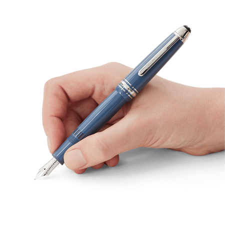 Montblanc Meisterstück Glacier LeGrand Blue Fountain Pen M (129393) е специално издание, вдъхновено от величествения ледник Mer de Glace в масива Монблан. Изработена от синьо-сива благородна смола, с елегантни платинено покрити детайли и ръчно изработено 14K (Au 585) златно перо с родиево покритие, украсено с гравюра на легендарния „Леден дракон“, тази писалка съчетава природно вдъхновение с емблематичното майсторство на Montblanc. Перото M (Medium) осигурява плавно и наситено писане, а размерът LeGrand предлага отличен баланс и комфорт за продължителна употреба. Благодарение на класическата бутална система за пълнене и отличителния си дизайн, моделът е изключителен избор за ценители, колекционери и професионалисти, които търсят луксозен пишещ инструмент с характер и история.