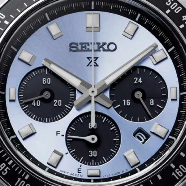 Seiko Prospex ‘Crystal Trophy’ Speedtimer SSC935P1 е соларен хронограф с впечатляващ светлосин циферблат, вдъхновен от блясъка на кристалните спортни трофеи. Соларен калибър V192, корпус 41,4 мм, извит сапфир-кристал, хронограф, тахиметър и водоустойчивост 100 m съчетават спортното наследство на Speedtimer със съвременна японска прецизност.