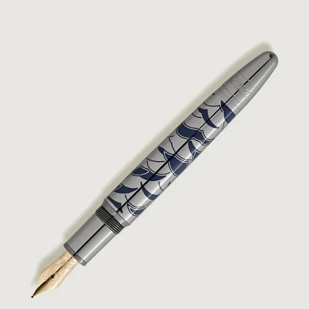 Montblanc Meisterstück Around the World in 80 Days Solitaire LeGrand MB132897 е колекционерска писалка, вдъхновена от романа „Около света за 80 дни“ на Жул Верн. Изработена с корпус и капачка с рутениево покритие и тъмносин лак, тя разполага с ръчно изработено 18K златно перо със специална гравюра. Всеки декоративен елемент разказва последната глава от легендарното пътешествие на Филеас Фог, превръщайки този модел в изключителен символ на лукс, майсторство и литературно вдъхновение.