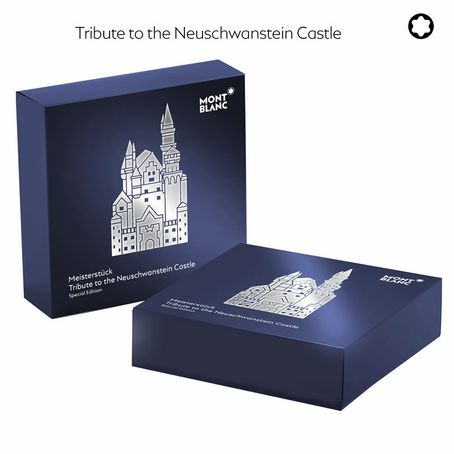 Montblanc Meisterstück Tribute to the Neuschwanstein Castle (127134) е специален подаръчен комплект, включващ писалка с перо F – Fine и ролер от емблематичната серия Meisterstück Classique. Двата пишещи инструмента са изработени от черна благородна смола с платинено покрити детайли и изящна гравюра на приказния замък Нойшванщайн върху капачките. Писалката е оборудвана с ръчно изработено 14K златно перо, украсено с баварския герб, а ролерът предлага плавно и практично писане с оригинални пълнители Montblanc. Комплектът съчетава германско майсторство, архитектурно вдъхновение и непреходната елегантност на Meisterstück, превръщайки се в престижен подарък и ценно колекционерско попълнение.