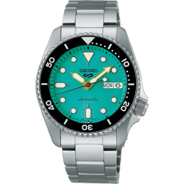 Seiko 5 Sports SRPK33K1 SKX ‘Midi’ Teal е компактен автоматичен часовник с впечатляващ синьо-тюркоазен циферблат и стоманен корпус 38 мм. Калибър Seiko 4R36, 41 часа резерв на хода, ден и дата, Hardlex, LumiBrite, въртящ се безел и водоустойчивост 100 m съчетават емблематичния SKX дизайн със съвременен комфорт.