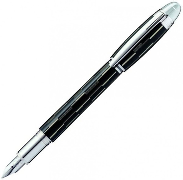 Montblanc StarWalker Black Mystery Fountain Pen (104224) е изискана луксозна писалка, съчетаваща модерен дизайн и безкомпромисно майсторство. Корпусът и капачката са покрити с черен лак, украсен с прецизно лазерно гравирана геометрична текстура, която създава впечатляващ визуален ефект. Платинено покритите детайли и емблематичната плаваща емблема Montblanc под прозрачния купол подчертават отличителния характер на модела. Ръчно изработеното 14K (Au 585) златно перо, размер M, осигурява плавно, меко и прецизно писане, а системата с оригинални мастилени патрони Montblanc гарантира удобство при ежедневна употреба. Моделът 104224 е идеален избор за професионалисти, колекционери и ценители на съвременните луксозни пишещи инструменти.