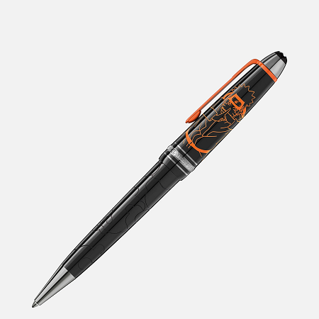 Montblanc X Naruto Meisterstück Midsize Ballpoint Pen (129323) е специално издание, създадено по повод 20-годишнината на аниме поредицата Naruto. Изработена от черна благородна смола, химикалката впечатлява с гравиран облачен мотив, изображение на Наруто с оранжев лак върху капачката, оранжево покрит клипс и елегантни рутениеви детайли. Надеждният въртящ механизъм, удобният размер Midsize и богатата символика превръщат модела в изключителен избор за колекционери, почитатели на Naruto и ценители на нестандартните издания на Montblanc.