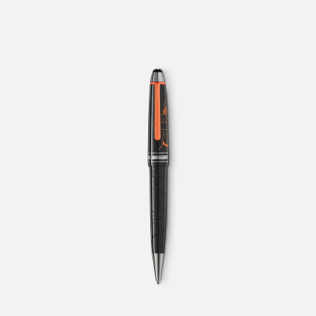 Montblanc X Naruto Meisterstück Midsize Ballpoint Pen (129323) е специално издание, създадено по повод 20-годишнината на аниме поредицата Naruto. Изработена от черна благородна смола, химикалката впечатлява с гравиран облачен мотив, изображение на Наруто с оранжев лак върху капачката, оранжево покрит клипс и елегантни рутениеви детайли. Надеждният въртящ механизъм, удобният размер Midsize и богатата символика превръщат модела в изключителен избор за колекционери, почитатели на Naruto и ценители на нестандартните издания на Montblanc.