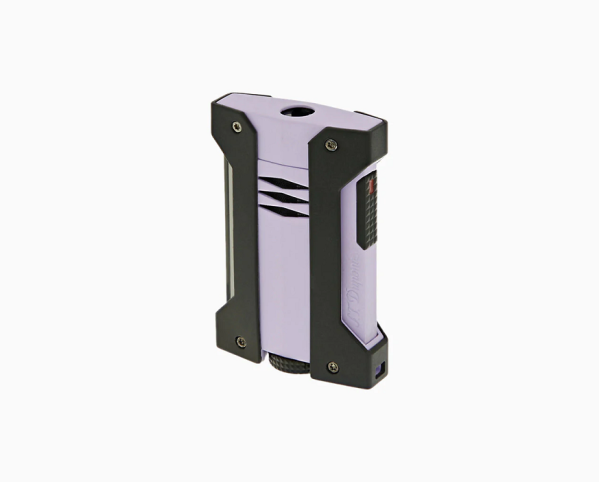 S.T. Dupont Défi Extrême Matt Black and Lilac (21465 / REF 021465) е впечатляваща луксозна Torch запалка от съвременната Velvet Collection, която съчетава техническата мощ на Défi Extrême с изискан матов Lilac финиш и контрастни черни детайли. Уникалната конструкция комбинира метален корпус с високоустойчива защитна обвивка, а мощният син Jet/Torch пламък е проектиран да устоява на силен вятър. Défi Extrême е създадена за работа при температури от –10°C до +45°C и на надморска височина над 3500 m, което я превръща в надежден спътник при пътуване и активности на открито. С размери 45,7 × 72 × 17,8 mm и тегло 85 g, моделът съчетава компактност, стабилен захват и характерния френски стил на S.T. Dupont.