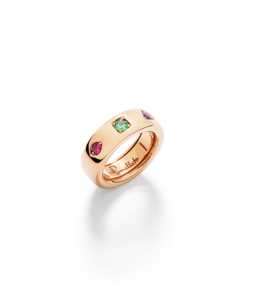 Скулптурен пръстен Pomellato Iconica Slim Ring, изработен от 18-каратово розово злато и украсен с наситенозелен цаворит, ярък рубин и виолетов аметист. Заобленият силует и цветните скъпоценни камъни превръщат модела в смел израз на италианска елегантност, индивидуалност и съвременен лукс.