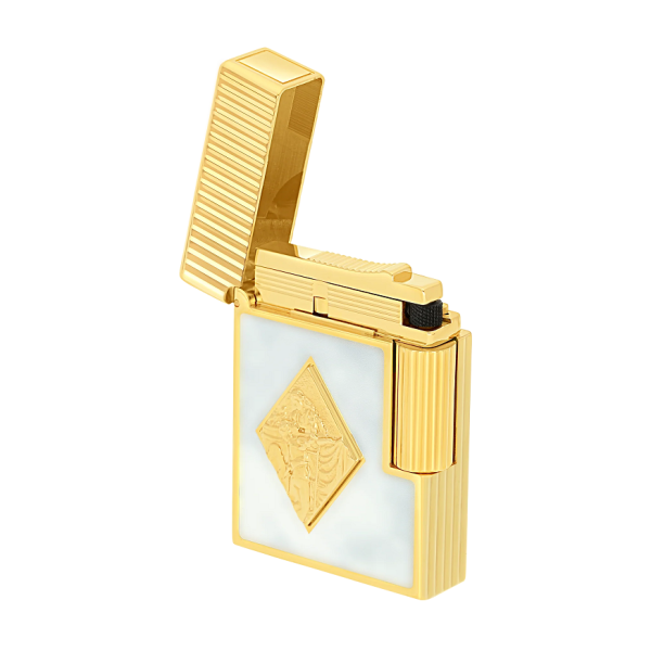 S.T. Dupont Ligne 1 Romeo y Julieta (C14050CL) е ексклузивна колекционерска запалка, създадена по повод 150-годишнината на легендарната марка пури Romeo y Julieta. Изработена от месинг с високогланцов бял лак (Popoté), позлатен релефен медальон, вертикално гилоширане и покритие от жълто злато, тя впечатлява с безупречна изработка и неподражаем стил. Оборудвана е с двоен жълт пламък и емблематичния звук 