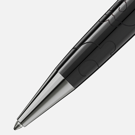 Montblanc X Naruto Meisterstück Midsize Ballpoint Pen (129323) е специално издание, създадено по повод 20-годишнината на аниме поредицата Naruto. Изработена от черна благородна смола, химикалката впечатлява с гравиран облачен мотив, изображение на Наруто с оранжев лак върху капачката, оранжево покрит клипс и елегантни рутениеви детайли. Надеждният въртящ механизъм, удобният размер Midsize и богатата символика превръщат модела в изключителен избор за колекционери, почитатели на Naruto и ценители на нестандартните издания на Montblanc.