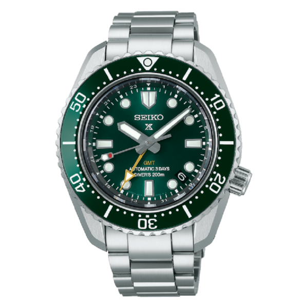 Seiko Prospex Marine Green GMT SPB381J1 е професионален автоматичен дайвърски GMT часовник, вдъхновен от легендарния Seiko Diver от 1968 г. Тъмнозелен циферблат и керамичен безел, златиста GMT стрелка, калибър 6R54 с 72 часа резерв, сапфир-кристал и водоустойчивост 200 m съчетават японска механика, дайвърско наследство и функционалност за пътуване.
