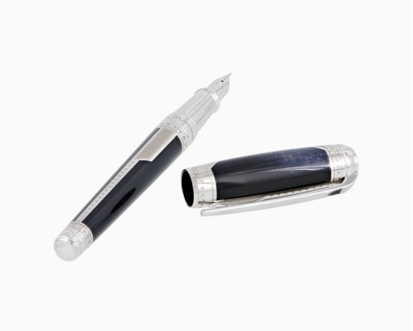 S.T. Dupont Space Odyssey Premium 410768L е впечатляваща лимитирана писалка от колекцията Line D Space Odyssey, произведена в серия от само 2001 броя. Масивният месингов корпус е покрит с дълбок син естествен лак с блестящи частици, напомнящи звездно небе, и е завършен с елегантни паладиеви детайли. В сърцето на пишещия инструмент стои 14-каратово златно перо с размер M, създадено за плавно и прецизно писане. С размери 15 × 1,5 cm и тегло 65 g, Space Odyssey Premium има солидно присъствие и подчертан колекционерски характер. Създадена за хора, които гледат отвъд познатото, 410768L превръща необятността на Космоса в изключителен френски пишещ инструмент.