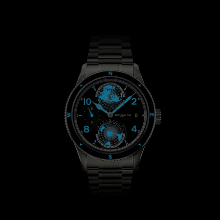 Швейцарски автоматичен часовник Montblanc с 42 mm титаниев корпус без кислород, тъмносив ледников циферблат, два въртящи се глобуса, World Time функция и регулируема титаниева гривна.