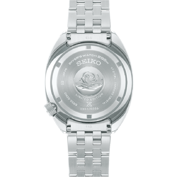 Seiko Prospex Glacier ‘Save the Ocean’ SPB333J1 е лимитиран автоматичен Diver, създаден за 110-годишнината на часовникарството Seiko и произведен в само 5 000 броя. Текстуриран Glacier циферблат, калибър 6R35 с 70 часа резерв, 41 мм корпус със Super-Hard Coating, сапфир-кристал, Diver’s 200 m и допълнителна Seichu каишка превръщат модела в изключително колекционерско предложение.
