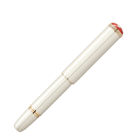 Montblanc Heritage Rouge et Noir „Baby“ Special Edition Ivory-Coloured F (128120) е компактна писалка, вдъхновена от историческите модели Montblanc “Baby” от 20-те години на XX век. Изработена от благороден лак в цвят слонова кост, тя впечатлява с детайли в цвят Signature Gold, кораловочервен акцент около емблемата Montblanc и изчистен дизайн без клипс. Ръчно изработеното 14K златно перо, размер F, осигурява фина и прецизна линия, а малките размери и осезаемото тегло превръщат модела в отличителен колекционерски аксесоар с неподражаем винтидж характер.