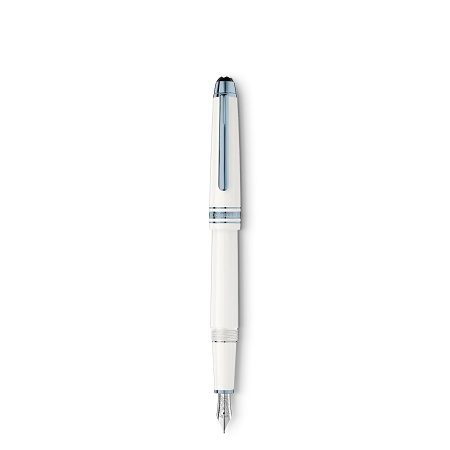 Montblanc Meisterstück Glacier Classique White Fountain Pen F (129398) е специално издание, вдъхновено от величествения ледник Mer de Glace в масива Монблан. Изработена от бяла благородна смола, с елегантни сини PVD покрити детайли и ръчно изработено 14K (Au 585) златно перо с родиево покритие, украсено с гравюра на легендарния „леден дракон“, тази писалка съчетава природно вдъхновение с емблематичното майсторство на Montblanc. Перото F (Fine) осигурява прецизна и плавна линия, а класическият размер Classique предлага отличен баланс и комфорт при писане. Това е изключителен избор за ценители на луксозните пишещи инструменти, колекционери и професионалисти, които търсят елегантност, символика и безкомпромисно качество.