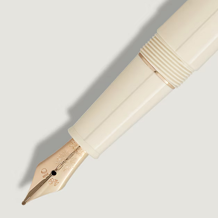 Montblanc Meisterstück Romeo & Juliet Doué Classique е изключителна писалка, вдъхновена от образа на Жулиета в безсмъртната трагедия на Шекспир. Корпусът от благородна смола в цвят слонова кост е съчетан със златиста метална капачка, украсена с релефен мотив на ангелски крила. Ръчно изработеното златно перо със специална гравюра „Juliet“ превръща всяко писане в емоционално преживяване, а изящният дизайн прави този модел истинско колекционерско бижу.