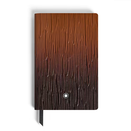 Montblanc Small Notebook in Corteccia Sfumato Leather MB136843 е луксозен кожен тефтер, ръчно изработен в Италия от естествена кожа Corteccia Sfumato с характерна текстура и елегантен преливащ ефект. Компактният формат 90 × 140 mm, 76-те листа с редове и топлият цвят Fauve го превръщат в идеален избор за ежедневни бележки, бизнес срещи и творчески идеи. Изисканият дизайн и емблематичното качество на Montblanc го правят стилен аксесоар и престижен подарък.
