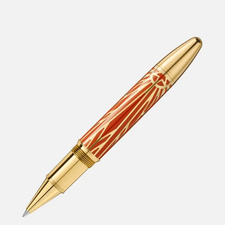 Montblanc Meisterstück The Origin Collection Solitaire LeGrand Rollerball (131355) е юбилейно колекционерско издание, създадено по повод 100 години Meisterstück. Позлатеният корпус и капачка са украсени с архивен мотив, частично покрит с коралов лак – дизайн, вдъхновен от неизползван проект от архивите на Montblanc от епохата на Арт Деко. Специалният юбилеен клипс, лазерно гравираното винтидж лого MEISTERSTÜCK и пръстенът с годините 1924–2024 превръщат този модел в истинско произведение на изкуството. Размерът LeGrand и характерният за Montblanc плавен ролерен механизъм осигуряват изключителен комфорт, а историческата стойност на модела го прави желано попълнение във всяка престижна колекция.
