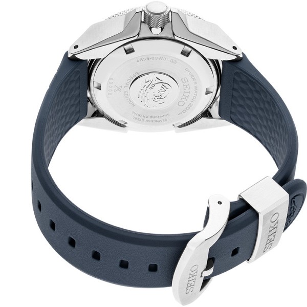 Seiko Prospex Save the Ocean ‘King Samurai’ SRPF79K1 е автоматичен Diver Special Edition с впечатляващ син текстуриран циферблат, вдъхновен от океана и морските манти. Калибър 4R35, корпус 43,8 мм, сапфир с увеличителна лупа, керамична вложка на безела, LumiBrite и водоустойчивост Diver’s 200 m съчетават емблематичния Samurai дизайн с професионална дайвърска конструкция.