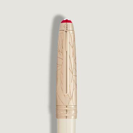 Montblanc Meisterstück Romeo & Juliet Doué Classique е изключителна писалка, вдъхновена от образа на Жулиета в безсмъртната трагедия на Шекспир. Корпусът от благородна смола в цвят слонова кост е съчетан със златиста метална капачка, украсена с релефен мотив на ангелски крила. Ръчно изработеното златно перо със специална гравюра „Juliet“ превръща всяко писане в емоционално преживяване, а изящният дизайн прави този модел истинско колекционерско бижу.