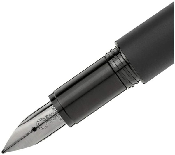 Montblanc StarWalker Resin Ultra Black Fountain Pen (118462) е модерна луксозна писалка, създадена за ценители на минималистичния дизайн и безкомпромисното качество. Корпусът и капачката са изработени от матова черна благородна смола, допълнени с рутениево покрити детайли и емблематичната плаваща емблема Montblanc. Ръчно изработеното 14K (Au 585) златно перо с черно рутениево покритие, размер M, осигурява изключително плавно и прецизно писане, а системата с оригинални мастилени патрони Montblanc гарантира удобство при ежедневна употреба. Моделът 118462 е съвършен избор за професионалисти и ценители, които предпочитат модерната елегантност, изчистените линии и легендарното майсторство на Montblanc.