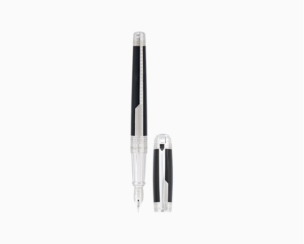 S.T. Dupont Space Odyssey Premium 410768L е впечатляваща лимитирана писалка от колекцията Line D Space Odyssey, произведена в серия от само 2001 броя. Масивният месингов корпус е покрит с дълбок син естествен лак с блестящи частици, напомнящи звездно небе, и е завършен с елегантни паладиеви детайли. В сърцето на пишещия инструмент стои 14-каратово златно перо с размер M, създадено за плавно и прецизно писане. С размери 15 × 1,5 cm и тегло 65 g, Space Odyssey Premium има солидно присъствие и подчертан колекционерски характер. Създадена за хора, които гледат отвъд познатото, 410768L превръща необятността на Космоса в изключителен френски пишещ инструмент.