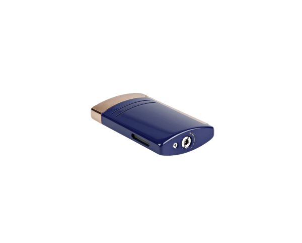 S.T. Dupont Maxijet Dragon Blue and Pink Gold (20173 / REF 020173) е впечатляваща луксозна запалка от колекцията Dragon, съчетаваща наситен кралскосин лак с изискани детайли с финиш в розово злато. Ергономичният метален корпус крие мощен син Jet/Torch пламък, който осигурява бързо и прецизно запалване и прави модела отличен избор за ценителите на пурите. С компактни размери 64 × 37 × 12 mm и тегло само 63 g, Maxijet е удобна за ежедневно носене, без да губи усещането за истински премиум аксесоар. Dragon Blue and Pink Gold съчетава символиката на силата и успеха с характерния френски savoir-faire на S.T. Dupont – престижен избор за лична колекция или специален подарък.