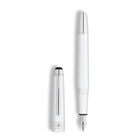 Montblanc Meisterstück White Classique (F) е изящна писалка, която съчетава емблематичния дизайн на колекцията Meisterstück с модерната елегантност на бялата благородна смола. Платинените детайли и ръчно изработеното 14K златно перо с родиево покритие осигуряват безупречен баланс между стил и функционалност, а перото Fine (F) предлага изключителна прецизност при писане. Съчетавайки повече от век традиция и съвременно излъчване, този модел е символ на безупречен вкус и изискано майсторство.