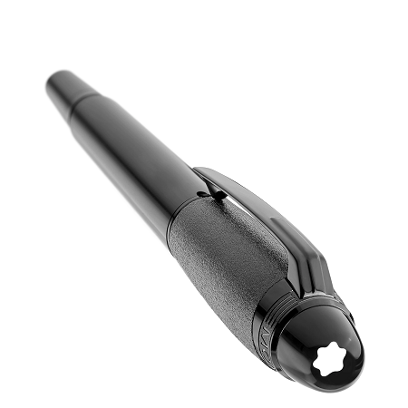Montblanc StarWalker BlackCosmos Doué Fountain Pen (129287) е впечатляваща луксозна писалка, вдъхновена от тайнствената дълбочина на Космоса. Тя съчетава корпус от блестяща черна благородна смола с текстурирана метална капачка и декоративни елементи с черно PVD покритие. Емблематичната плаваща емблема Montblanc над полупрозрачния сив купол придава характерната идентичност на StarWalker, а ръчно изработеното 14K златно перо с черно рутениево покритие, размер M, осигурява плавно и прецизно писане. Моделът е отличен избор за професионалисти, ценители на съвременния дизайн и колекционери на престижни пишещи инструменти.