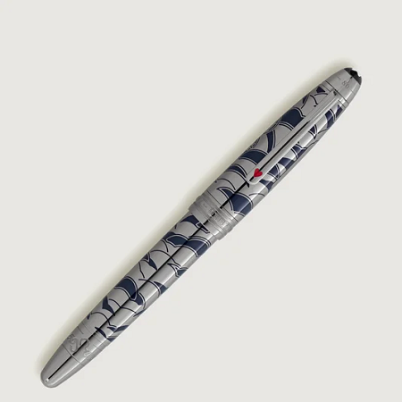 Montblanc Meisterstück Around the World in 80 Days Solitaire LeGrand MB132897 е колекционерска писалка, вдъхновена от романа „Около света за 80 дни“ на Жул Верн. Изработена с корпус и капачка с рутениево покритие и тъмносин лак, тя разполага с ръчно изработено 18K златно перо със специална гравюра. Всеки декоративен елемент разказва последната глава от легендарното пътешествие на Филеас Фог, превръщайки този модел в изключителен символ на лукс, майсторство и литературно вдъхновение.