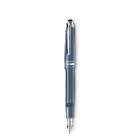 Montblanc Meisterstück Glacier LeGrand Blue Fountain Pen M (129393) е специално издание, вдъхновено от величествения ледник Mer de Glace в масива Монблан. Изработена от синьо-сива благородна смола, с елегантни платинено покрити детайли и ръчно изработено 14K (Au 585) златно перо с родиево покритие, украсено с гравюра на легендарния „Леден дракон“, тази писалка съчетава природно вдъхновение с емблематичното майсторство на Montblanc. Перото M (Medium) осигурява плавно и наситено писане, а размерът LeGrand предлага отличен баланс и комфорт за продължителна употреба. Благодарение на класическата бутална система за пълнене и отличителния си дизайн, моделът е изключителен избор за ценители, колекционери и професионалисти, които търсят луксозен пишещ инструмент с характер и история.