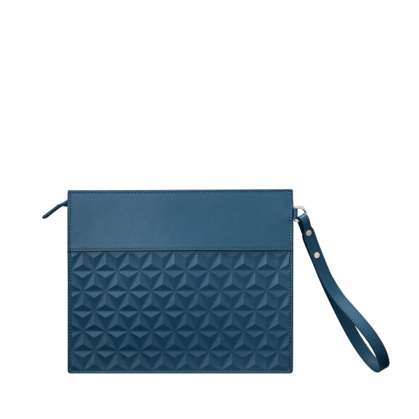 Луксозен клъч S.T. Dupont Apex Pouch Dark Blue, изработен в Италия от гладка пълнозърнеста телешка кожа с отличителна триизмерна интерпретация на емблематичния Fire Head мотив. Дълбокият тъмносин цвят, детайлите с рутениево покритие, светлосивата памучна подплата и практичното разпределение превръщат модела в изискан аксесоар за съвременния мъж.