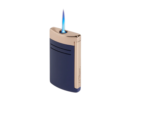 S.T. Dupont Maxijet Dragon Blue and Pink Gold (20173 / REF 020173) е впечатляваща луксозна запалка от колекцията Dragon, съчетаваща наситен кралскосин лак с изискани детайли с финиш в розово злато. Ергономичният метален корпус крие мощен син Jet/Torch пламък, който осигурява бързо и прецизно запалване и прави модела отличен избор за ценителите на пурите. С компактни размери 64 × 37 × 12 mm и тегло само 63 g, Maxijet е удобна за ежедневно носене, без да губи усещането за истински премиум аксесоар. Dragon Blue and Pink Gold съчетава символиката на силата и успеха с характерния френски savoir-faire на S.T. Dupont – престижен избор за лична колекция или специален подарък.