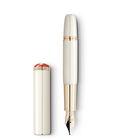 Montblanc Heritage Rouge et Noir „Baby“ Special Edition Ivory-Coloured F (128120) е компактна писалка, вдъхновена от историческите модели Montblanc “Baby” от 20-те години на XX век. Изработена от благороден лак в цвят слонова кост, тя впечатлява с детайли в цвят Signature Gold, кораловочервен акцент около емблемата Montblanc и изчистен дизайн без клипс. Ръчно изработеното 14K златно перо, размер F, осигурява фина и прецизна линия, а малките размери и осезаемото тегло превръщат модела в отличителен колекционерски аксесоар с неподражаем винтидж характер.