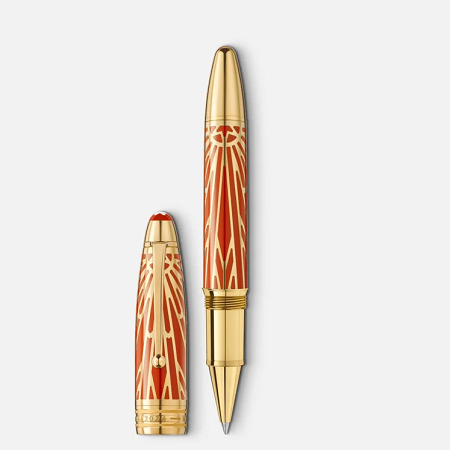 Montblanc Meisterstück The Origin Collection Solitaire LeGrand Rollerball (131355) е юбилейно колекционерско издание, създадено по повод 100 години Meisterstück. Позлатеният корпус и капачка са украсени с архивен мотив, частично покрит с коралов лак – дизайн, вдъхновен от неизползван проект от архивите на Montblanc от епохата на Арт Деко. Специалният юбилеен клипс, лазерно гравираното винтидж лого MEISTERSTÜCK и пръстенът с годините 1924–2024 превръщат този модел в истинско произведение на изкуството. Размерът LeGrand и характерният за Montblanc плавен ролерен механизъм осигуряват изключителен комфорт, а историческата стойност на модела го прави желано попълнение във всяка престижна колекция.