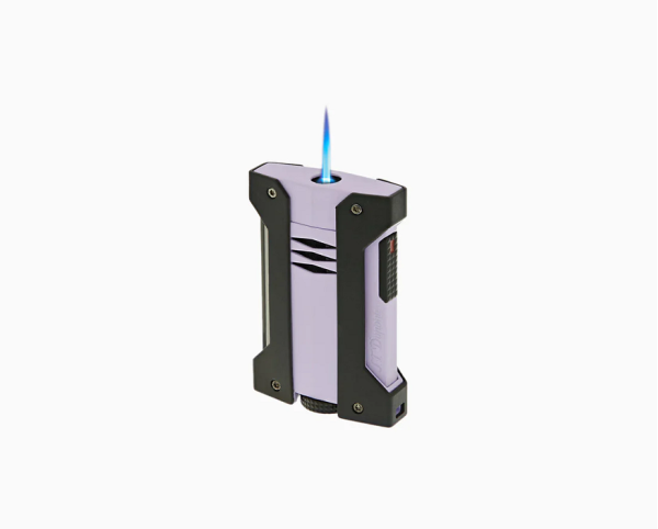 S.T. Dupont Défi Extrême Matt Black and Lilac (21465 / REF 021465) е впечатляваща луксозна Torch запалка от съвременната Velvet Collection, която съчетава техническата мощ на Défi Extrême с изискан матов Lilac финиш и контрастни черни детайли. Уникалната конструкция комбинира метален корпус с високоустойчива защитна обвивка, а мощният син Jet/Torch пламък е проектиран да устоява на силен вятър. Défi Extrême е създадена за работа при температури от –10°C до +45°C и на надморска височина над 3500 m, което я превръща в надежден спътник при пътуване и активности на открито. С размери 45,7 × 72 × 17,8 mm и тегло 85 g, моделът съчетава компактност, стабилен захват и характерния френски стил на S.T. Dupont.