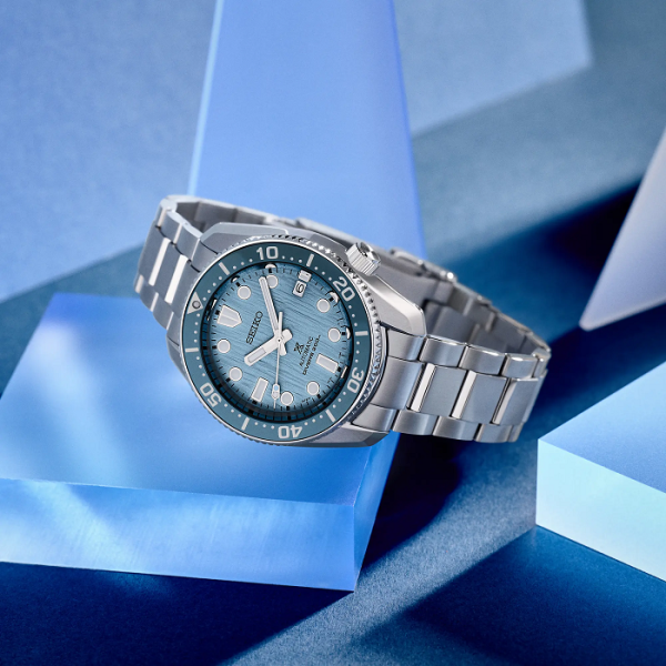 Seiko Prospex 1968 ‘Glacier’ Save the Ocean SPB299J1 е професионален автоматичен Diver’s 200 m, вдъхновен от легендарния Seiko Diver от 1968 г. Светлосиният текстуриран Glacier циферблат, тъмносиният безел, автоматичният калибър 6R35 с 70 часа резерв, сапфир-кристалът и стоманената конструкция със Super-Hard Coating съчетават историческо наследство, японска механика и неповторим полярен дизайн.