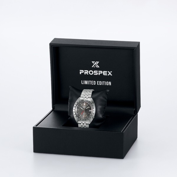 Seiko Prospex Land Mechanical GMT Limited Edition SPB411J1 е лимитирана съвременна интерпретация на легендарния Navigator Timer от 1968 г., произведена в само 4 000 броя за целия свят. Автоматичен калибър 6R54 с 72 часа резерв на хода, GMT функция, въртящ се 24-часов безел, сапфир-кристал и стоманен корпус 38,5 мм превръщат модела в изключително предложение за ценители и колекционери.