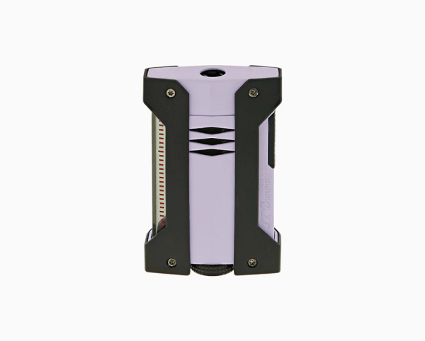 S.T. Dupont Défi Extrême Matt Black and Lilac (21465 / REF 021465) е впечатляваща луксозна Torch запалка от съвременната Velvet Collection, която съчетава техническата мощ на Défi Extrême с изискан матов Lilac финиш и контрастни черни детайли. Уникалната конструкция комбинира метален корпус с високоустойчива защитна обвивка, а мощният син Jet/Torch пламък е проектиран да устоява на силен вятър. Défi Extrême е създадена за работа при температури от –10°C до +45°C и на надморска височина над 3500 m, което я превръща в надежден спътник при пътуване и активности на открито. С размери 45,7 × 72 × 17,8 mm и тегло 85 g, моделът съчетава компактност, стабилен захват и характерния френски стил на S.T. Dupont.