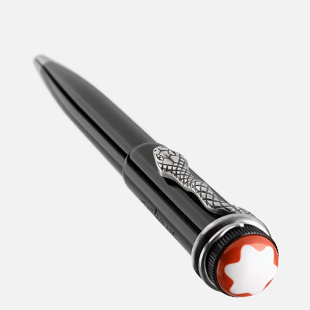 Montblanc Heritage Collection Rouge et Noir Special Edition Ballpoint (132110) е луксозна химикалка, вдъхновена от емблематичния модел Rouge et Noir от 1906 година – един от първите революционни пишещи инструменти на Montblanc. Моделът съчетава корпус от черен благороден лак, капачка от черна благородна смола, историческата емблема Montblanc в коралово и цвят слонова кост и впечатляващ клипс във формата на змия с автентично винтидж покритие. Благодарение на надеждния въртящ механизъм, безупречния баланс и изключителната германска изработка, тази химикалка е перфектен избор за ценители на класическия дизайн, колекционери и всички, които търсят пишещ инструмент с богато историческо наследство и неподражаем стил.