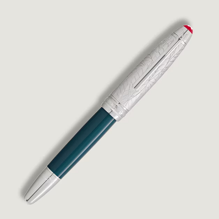 Изключителна писалка Montblanc Meisterstück Romeo & Juliet Doué LeGrand, посветена на Ромео. Дълбокият синьо-зелен корпус от благородна смола пресъздава атмосферата на градината на Капулети, а платинено покритата капачка с мотив от роза и листа символизира любовта, която остава чиста отвъд фамилната вражда. Ръчно изработеното 18К златно перо M е украсено с името „Romeo“ в сърце, пронизано от кинжал – силен символ на любовта и трагичната съдба.