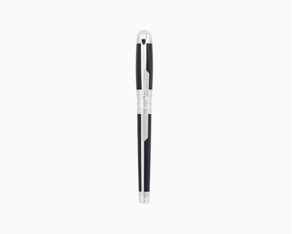 S.T. Dupont Space Odyssey Premium 410768L е впечатляваща лимитирана писалка от колекцията Line D Space Odyssey, произведена в серия от само 2001 броя. Масивният месингов корпус е покрит с дълбок син естествен лак с блестящи частици, напомнящи звездно небе, и е завършен с елегантни паладиеви детайли. В сърцето на пишещия инструмент стои 14-каратово златно перо с размер M, създадено за плавно и прецизно писане. С размери 15 × 1,5 cm и тегло 65 g, Space Odyssey Premium има солидно присъствие и подчертан колекционерски характер. Създадена за хора, които гледат отвъд познатото, 410768L превръща необятността на Космоса в изключителен френски пишещ инструмент.