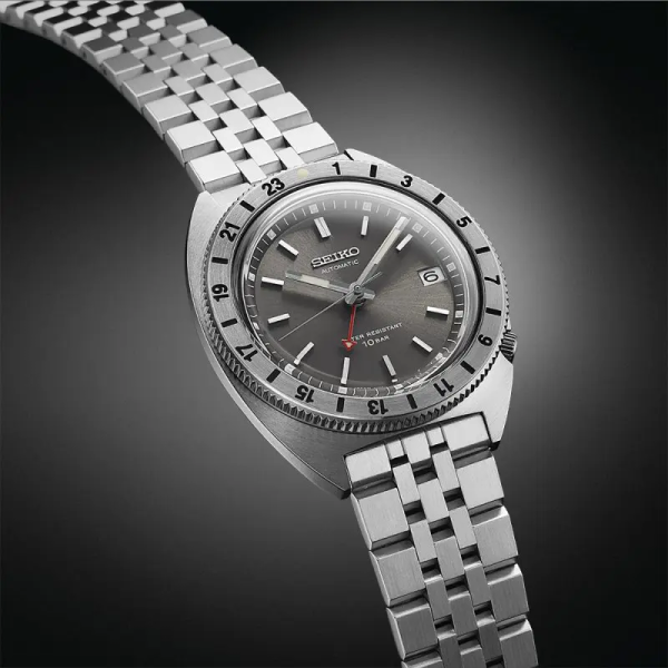 Seiko Prospex Land Mechanical GMT Limited Edition SPB411J1 е лимитирана съвременна интерпретация на легендарния Navigator Timer от 1968 г., произведена в само 4 000 броя за целия свят. Автоматичен калибър 6R54 с 72 часа резерв на хода, GMT функция, въртящ се 24-часов безел, сапфир-кристал и стоманен корпус 38,5 мм превръщат модела в изключително предложение за ценители и колекционери.