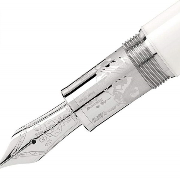 Montblanc Meisterstück White Solitaire LeGrand Tribute to the Mont Blanc (110599) е изключителна колекционерска писалка, създадена в чест на най-високия връх в Европа – Монблан. Корпусът и капачката са покрити с скъпоценен бял лак, а емблемата Montblanc е изработена от естествен снежен кварц (Snow Quartz) – уникален детайл, който символизира вечните снегове на планината. Предната част е украсена с лазерно гравиран релеф на масива Монблан, а ръчно изработеното 18K (Au 750) златно перо с родиево покритие, размер M, осигурява плавно и прецизно писане. Съчетавайки природно вдъхновение, изящна изработка и легендарното качество на Meisterstück, моделът 110599 е престижен избор за колекционери и ценители на най-високия клас пишещи инструменти.